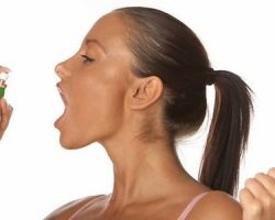 Запах изо рта — причина, лечение